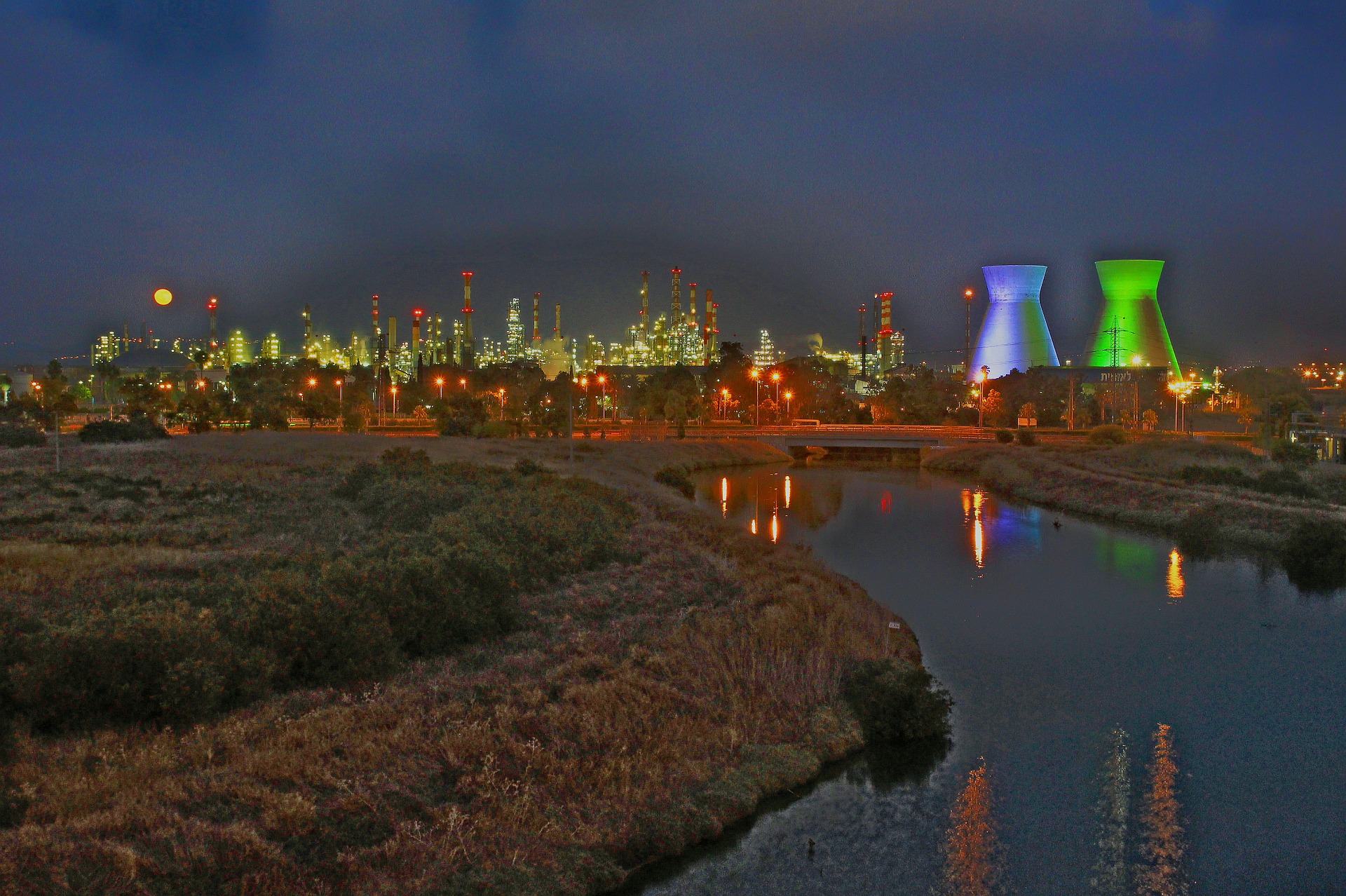 refineries-500880_1920